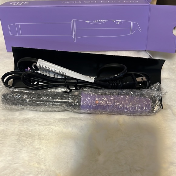 Brand new mini curling iron - Picture 3 of 3
